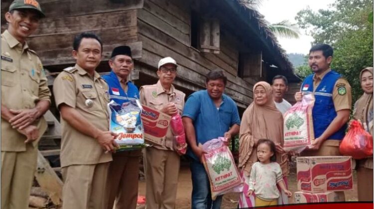 Nenek Hatija Terima Bantuan Dari Pemkab Luwu Timur