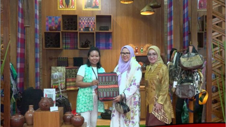 Kunjungi Stand Lutim di Inacraft, Istri Mentan RI Apresiasi Dekranasda Lutim