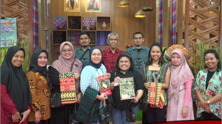 Kain Taipa Binaan Dekranasda Lutim Laris Manis di Jakarta
