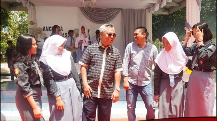 Motivasi Bupati Lutim Untuk Siswa SMA 4 Lutim : Jangan Berhenti Belajar