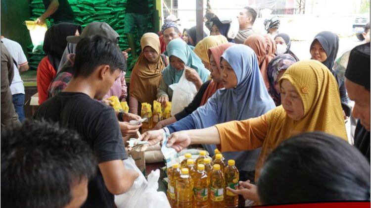 Warga Serbu Pasar Murah Yang Digelar Pemkab Lutim