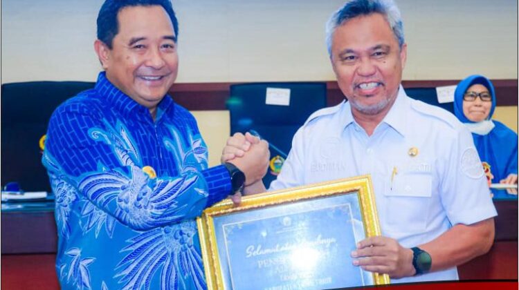 Raih Adipura 2023, Bupati Lutim Diganjar Penghargaan Dari Gubernur Sulsel