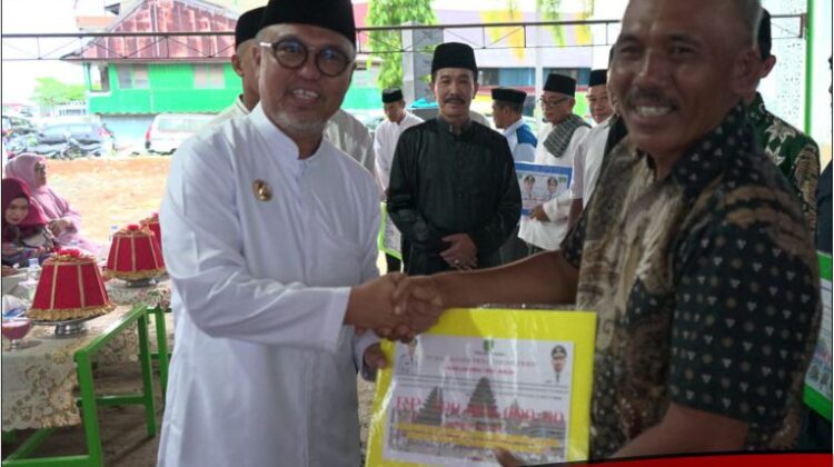 Bupati Lutim Serahkan Hibah kepada Lembaga Keagamaan saat Safari Ramadhan di Malili