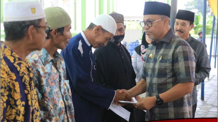 Serahkan Bantuan Rehab Mesjid, Budiman : Harap Digunakan Sebaik-baiknya