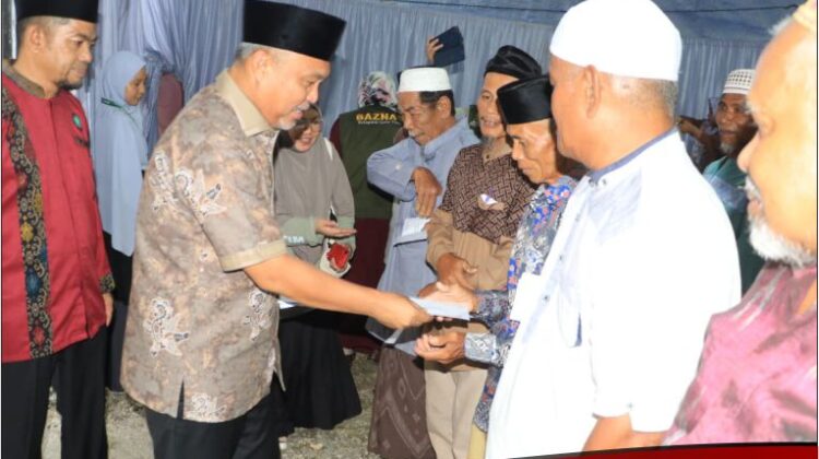 Safari Ramadhan di Wotu, Bupati Lutim Serahkan Sejumlah Bantuan