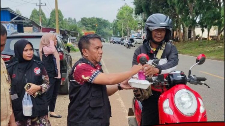 Sedekah Jumat Pemkab Lutim Bagi Takjil di Jalanan