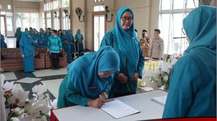 Kukuhkan Ketua TP PKK Tomoni, Sufriaty : Mari Bekerjasama Dengan Baik