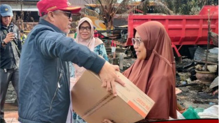 Bupati Serahkan Bantuan Korban Kebakaran di Desa Puncak Indah