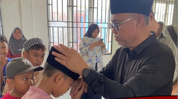 Diinisiasi IBE Lutim, Budiman Serahkan Santunan Anak Yatim Lintas Agama