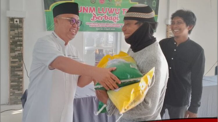 Atas Nama IKA UNM, Bupati Lutim Salurkan Bantuan Beras ke Tukang Ojek dan Tenaga Kebersihan