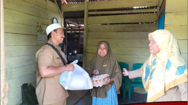 Puskesmas Mangkutana Bagikan 41 Paket Sembako Bagi Warga Kurang Mampu