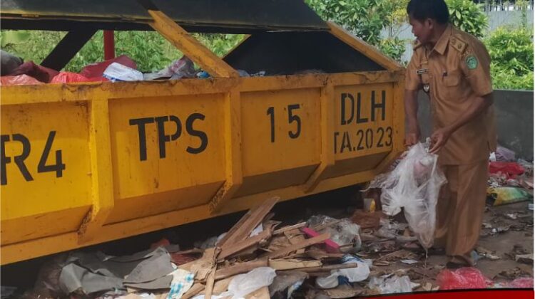 Nampak Kades Puncak Indah, Muh. Cakir turun tangan membersihkan langsung sampah berserakan yang dibuang warga