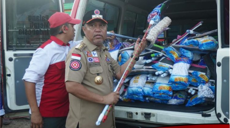 Bupati Lutim Tinjau Korban Banjir Bandang Luwu dan Berikan Bantuan