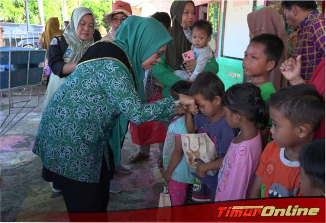 
					Tinjau Lokasi Pasca Banjir, Bunda Paud Lutim Serahkan Bantuan Kemanusiaan di Luwu