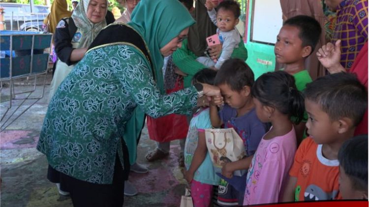 Tinjau Lokasi Pasca Banjir, Bunda Paud Lutim Serahkan Bantuan Kemanusiaan di Luwu