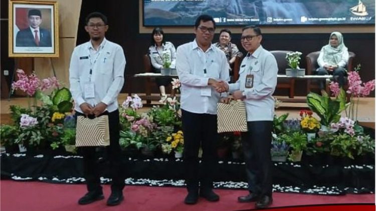 Ini Dua Peserta Terbaik di Diklat Kompetensi Camat dan Lurah se-Lutim
