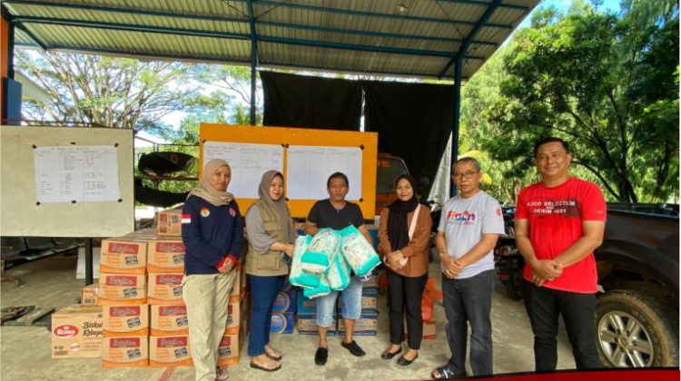Peduli Korban Banjir di Luwu, Gerakan Sedekah Jumat Setdakab Lutim Salurkan Bantuan