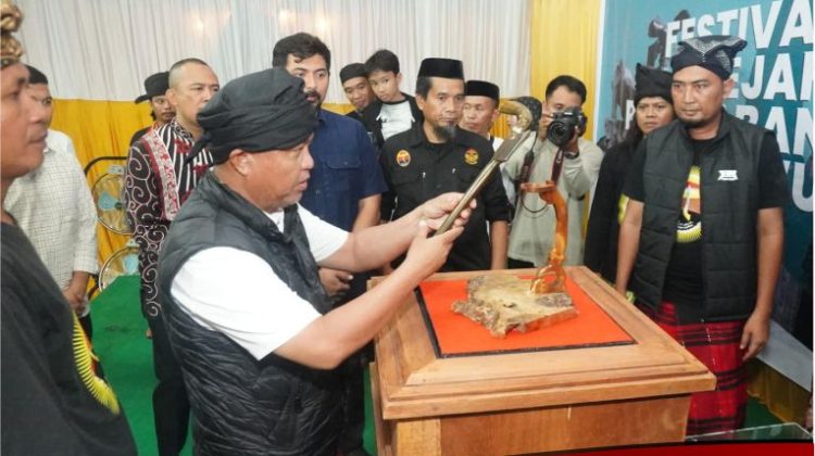 Bupati – Wakil Bupati Ikuti Prosesi Upacara Adat “Mattompang” Pusaka