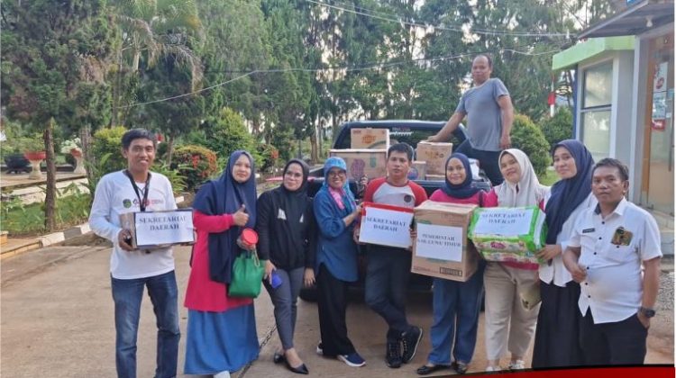 Komunitas Sedekah Jum’at Setdakab Lutim kembali Serahkan Bantuan untuk Korban Banjir Luwu