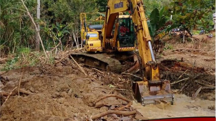 Bantuan Alat Berat PT Vale Bantu Buka Akses Masyarakat Pasca Bencana di Luwu