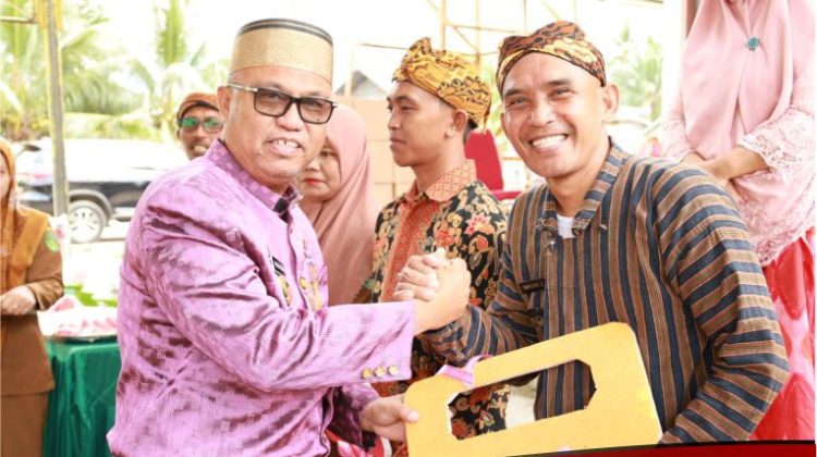 Bupati Budiman Serahkan Bantuan Pupuk dan Kendaraan Dinas