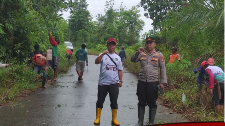 Respon Keluhan Masyarakat, Camat Bersama Kades Kerahkan Warga Bersihkan Bahu Jalan Poros Tawakua-Tarabbi