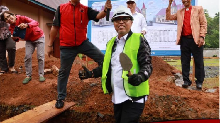 Bupati Budiman Letakkan Batu Pertama Pembangunan Gereja Kibaid Jemaat Wawondula