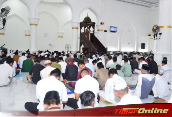 
					Bupati dan Wabup Lutim Shalat Idul Adha di Masjid Agung Malili