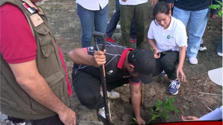Wabup Akbar Buka Acara Aksi Bersih dan Penanaman Pohon di Pantai Lemo