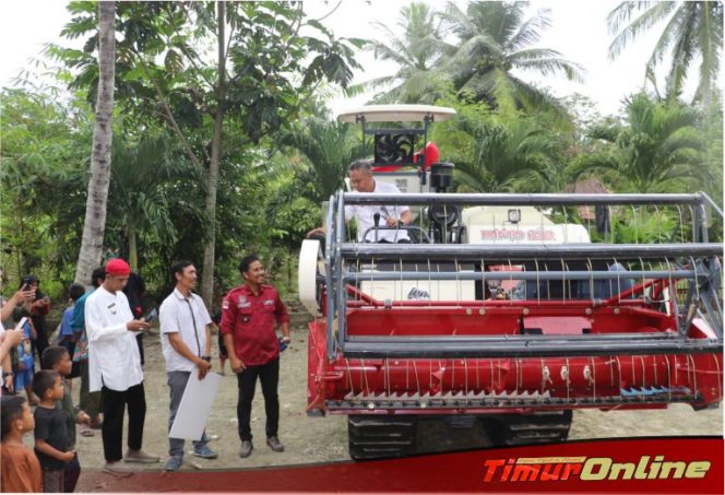 
					Dongkrak Produksi Pertanian, Bupati Luwu Timur Serahkan Alsintan Ke UPJA