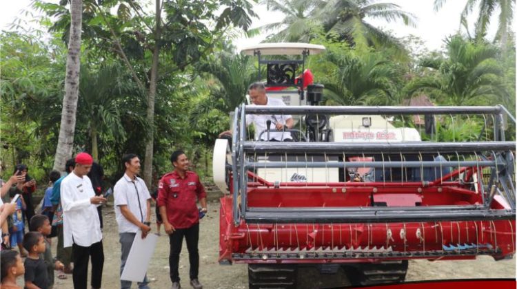 Dongkrak Produksi Pertanian, Bupati Luwu Timur Serahkan Alsintan Ke UPJA