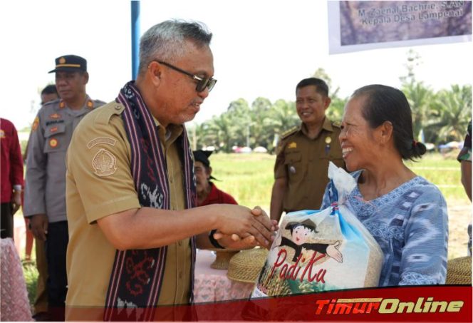 
					Bupati Serahkan Bibit Padi dan Pupuk pada Acara Syukuran Panen Warga Lampenai