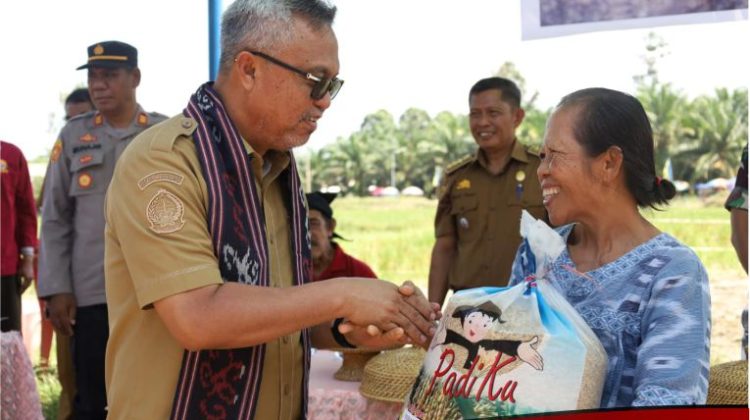 Bupati Serahkan Bibit Padi dan Pupuk pada Acara Syukuran Panen Warga Lampenai