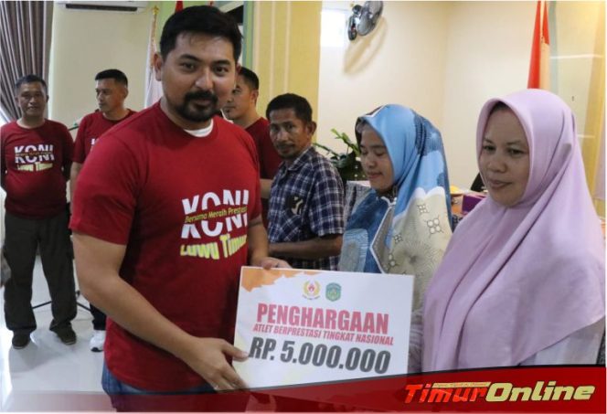 
					Wabup Lutim Serahkan Penghargaan Pada Enam Atlet Berprestasi