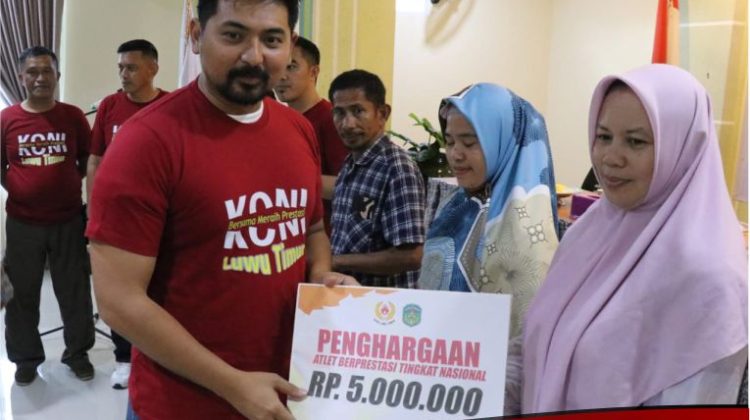 Wabup Lutim Serahkan Penghargaan Pada Enam Atlet Berprestasi