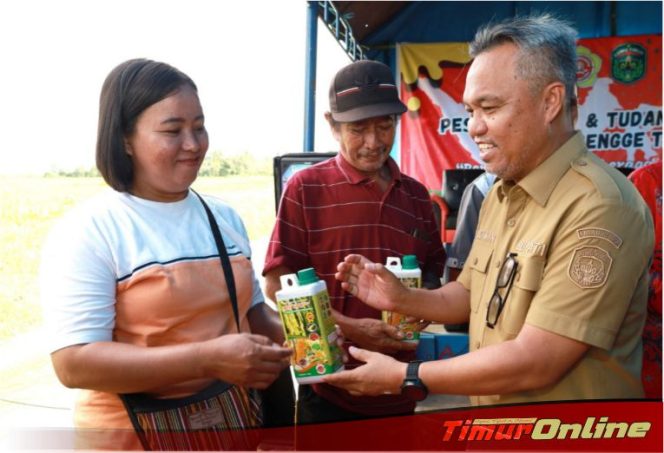 
					Hadiri Pesta Rakyat, Budiman Serahkan Bantuan Pupuk Organik Cair kepada Gapoktan