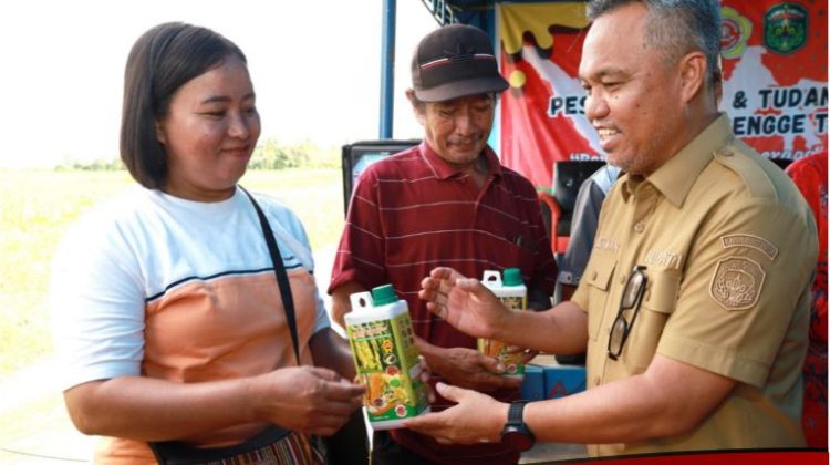 Hadiri Pesta Rakyat, Budiman Serahkan Bantuan Pupuk Organik Cair kepada Gapoktan