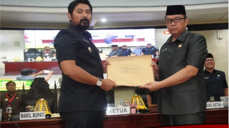 Akbar Serahkan Ranperda Pertanggungjawaban Pelaksanaan APBD 2023 ke DPRD