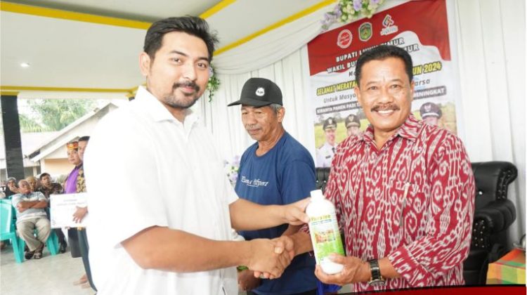 Wakil Bupati Lutim Serahkan Berbagai Bantuan Saat Hadiri Acara Syukuran Panen