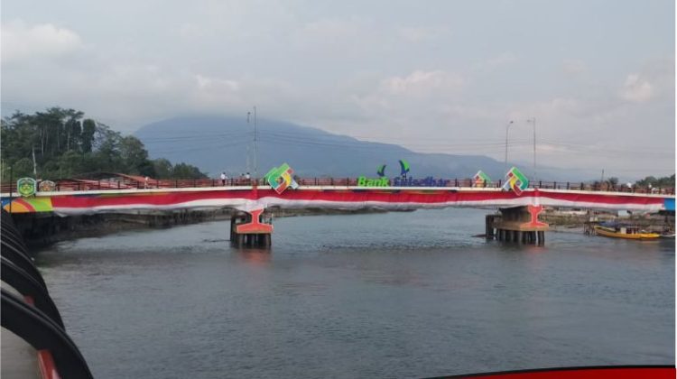 HUT RI ke-79, Bendera Merah Putih Sepanjang 100 Meter Terbentang di Sungai Malili