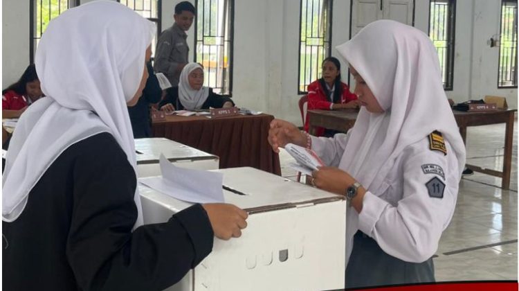 KPU Lutim Ajari Pemilih Pemula Tata Cara Pemilihan, Siswa Antusias