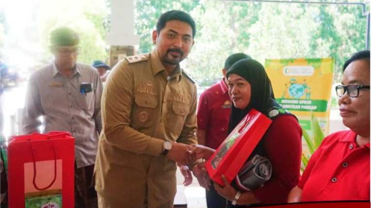 Maksimalkan Sektor Pertanian, Wabup Lutim Berikan Puluhan Alsintan dan Bantuan Bibit