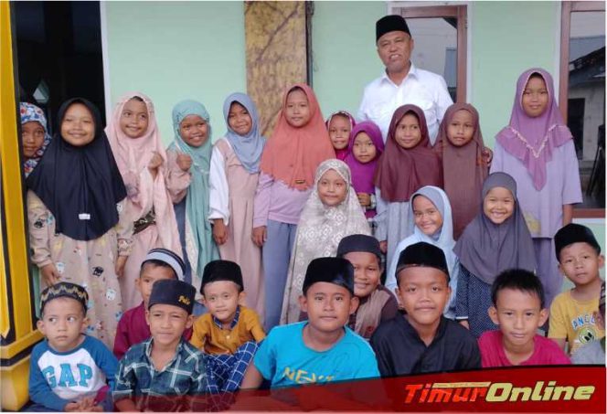 
					Usai Sholat, Budiman Diserbu Puluhan Bocah, Minta Foto Bareng