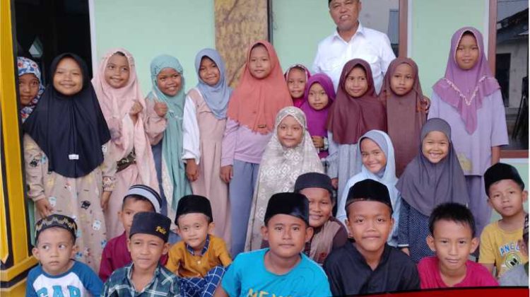 Usai Sholat, Budiman Diserbu Puluhan Bocah, Minta Foto Bareng