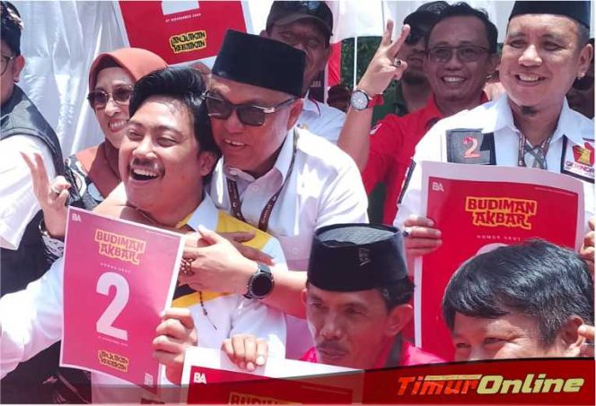 
					Akrabnya Budiman dan Bangkit Foto Bareng, Layaknya Anak Bapak