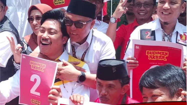 Akrabnya Budiman dan Bangkit Foto Bareng, Layaknya Anak Bapak