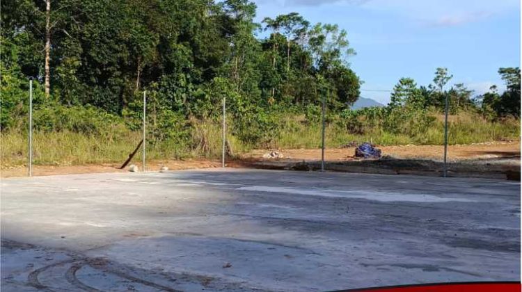 PT. CLM Lanjutkan Pembangunan Lapangan Futsal di Desa Baruga