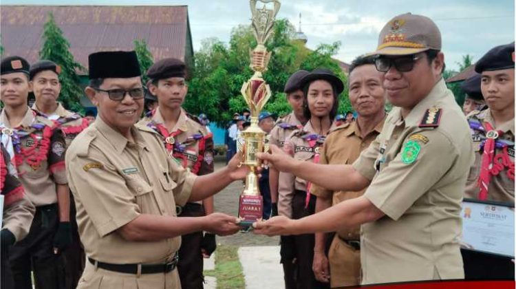 Jadi Pembina Upacara, Camat Tomtim Apresiasi Prestasi SMPN 1 Tomoni Timur