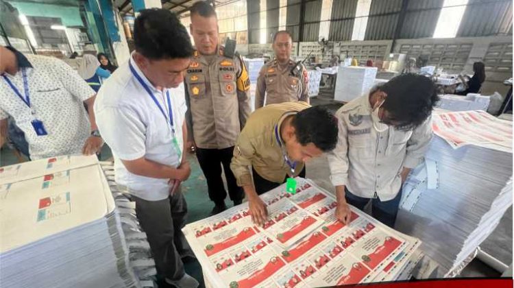 Ketua Bawaslu Lutim Pantau Pencetakan Surat Suara Pilkada 2024