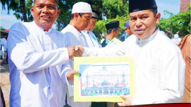 Momentum Hari Santri, Jayadi Nas Serahkan 3,6 Miliar Bantuan ke Sejumlah Masjid